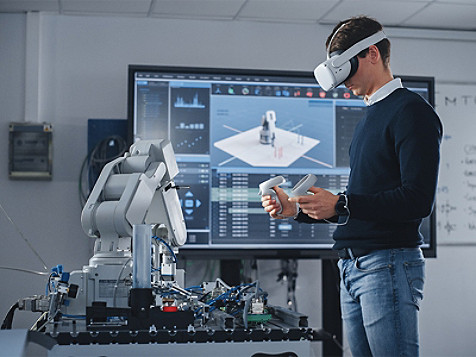 Una persona, con gafas de realidad virtual, trabajando