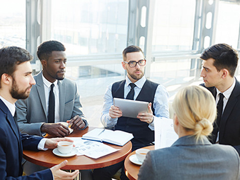 Un grupo de empleados hablando