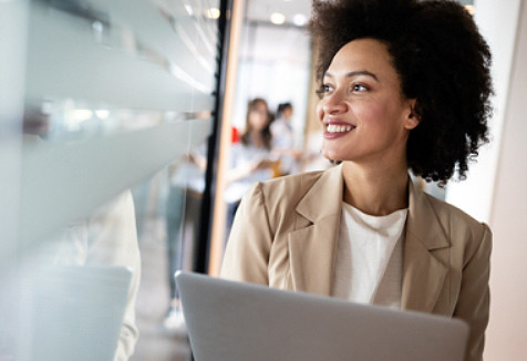 une fille travaillant sur son ordinateur portable