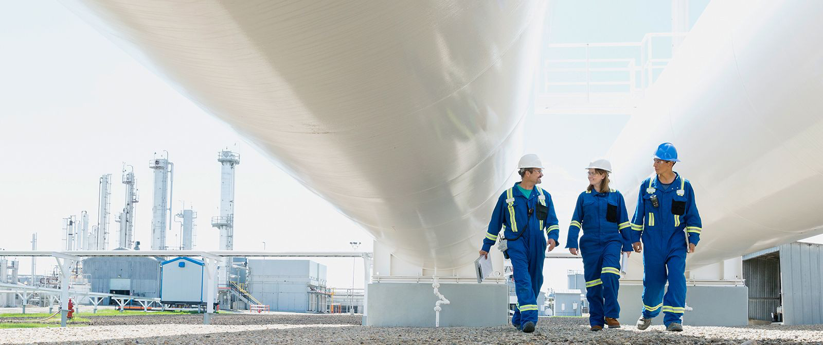 trois ouvriers d'usine qui marchent ensemble