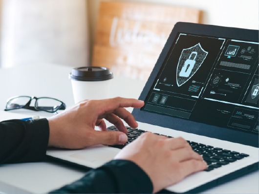 mains d'une personne tapant sur le clavier d'un ordinateur portable 