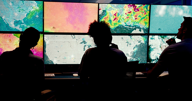 Personas, pantalla o monitor con el pronóstico del tiempo, mapas satelitales o trabajo en equipo para rastrear tormentas