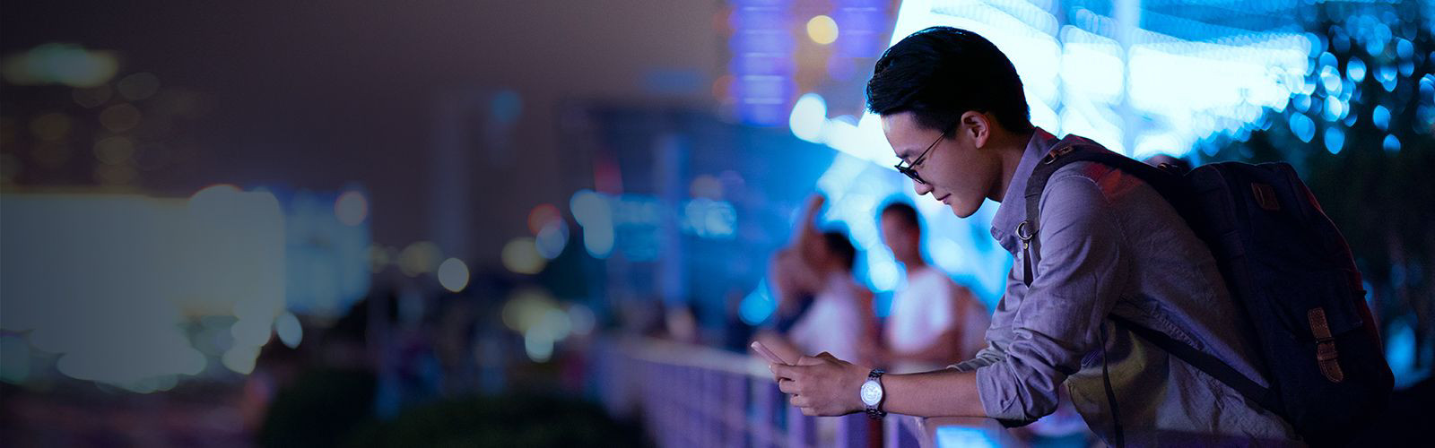 Femme regardant un téléphone