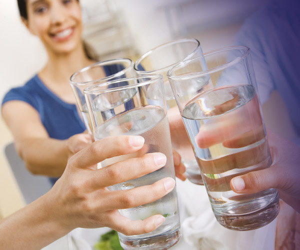 jeune fille qui ramasse un verre