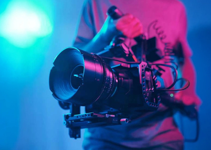 A person holding a video camera