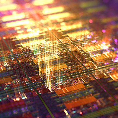 Leuchtender Computerchip mit verschiedenen Farben und komplizierten Schaltungsmustern