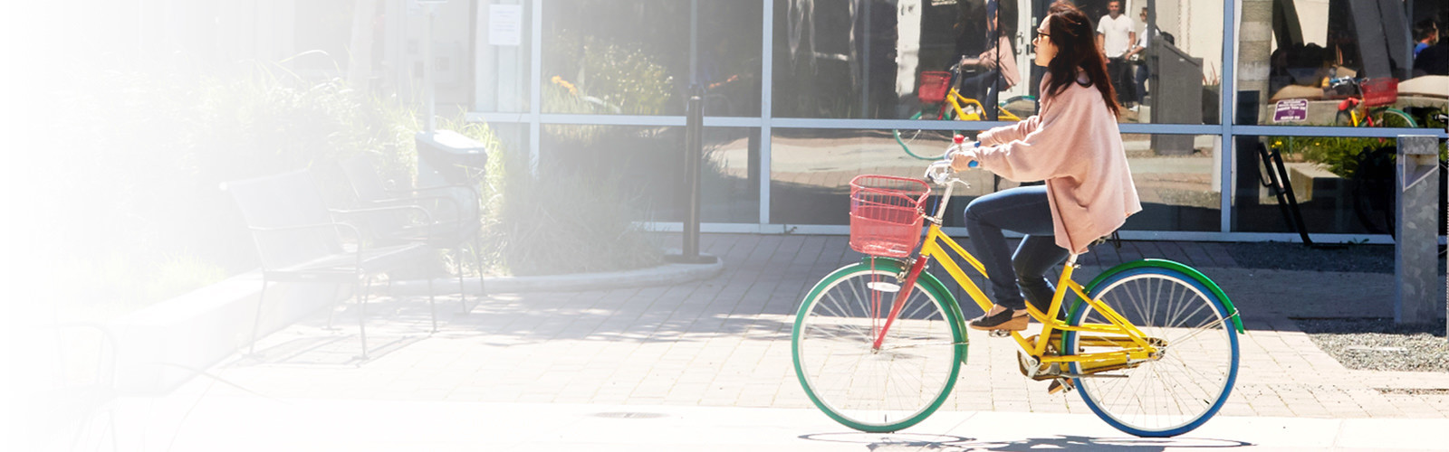 Frau mit dem Fahrrad auf einer Stadtstraße