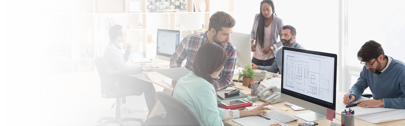 Personnes impliquées dans une discussion sérieuse au sein d'une entreprise