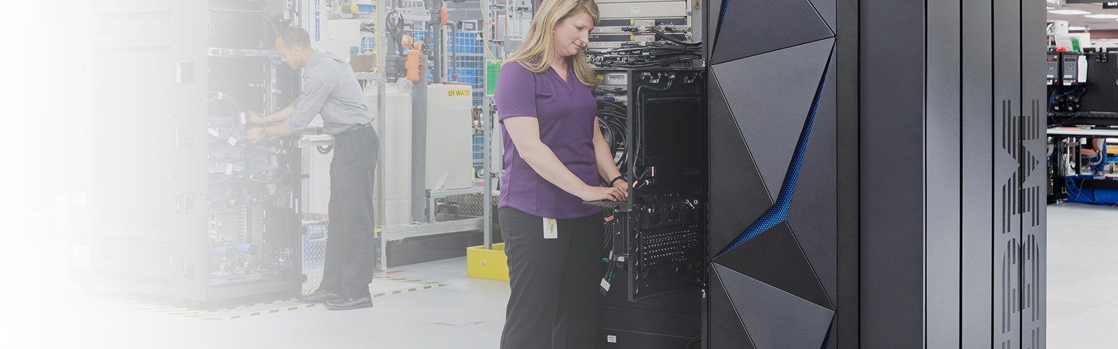 Mujer trabajando en un servidor de IBM