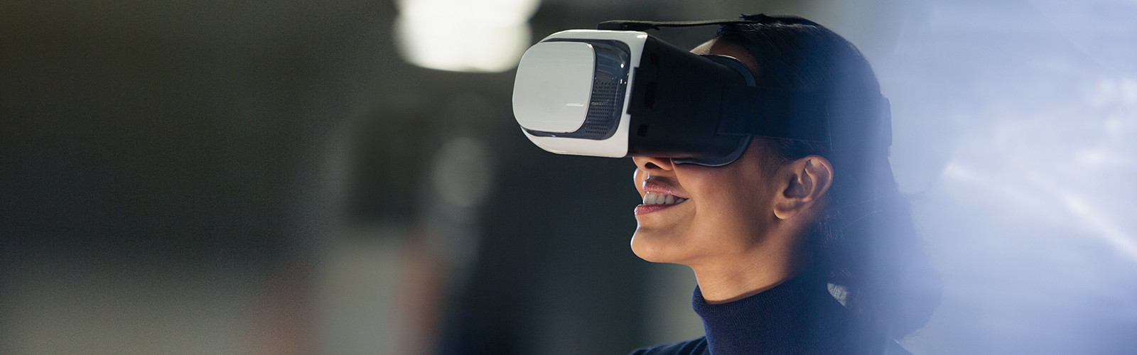 Mujer llevando un casco de realidad virtual