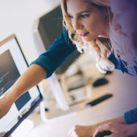 mujer mirando al monitor