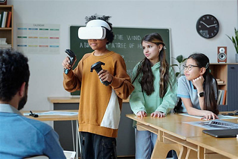 Students using VR glass for learning