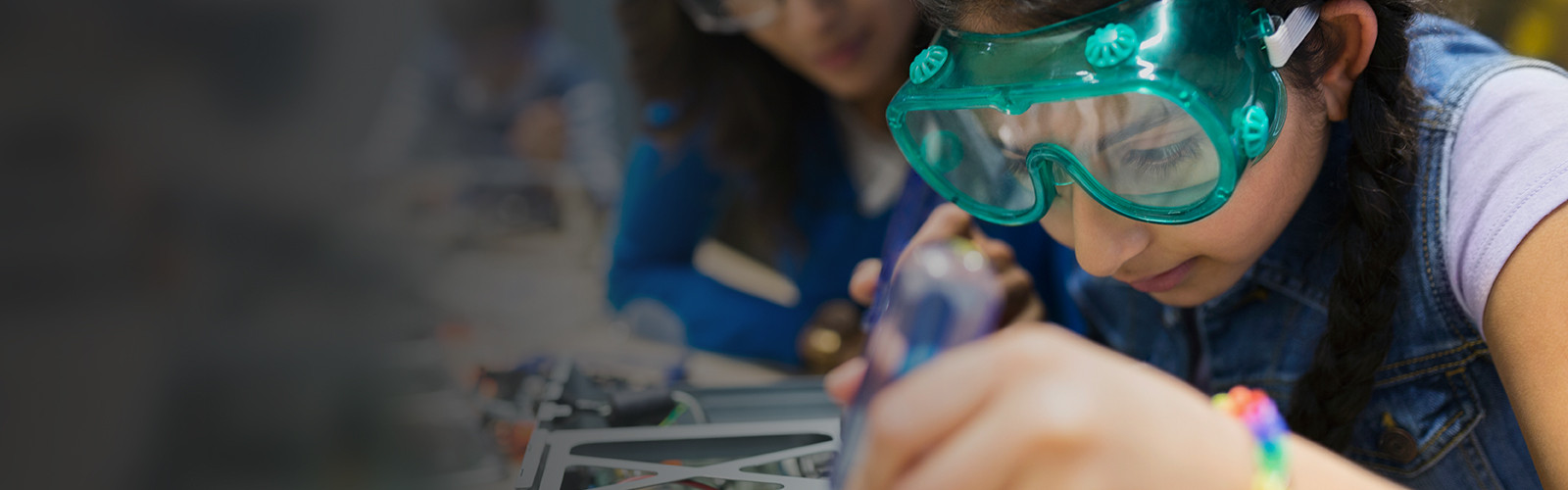 Una chica con unas gafas protectoras verdes investigando.