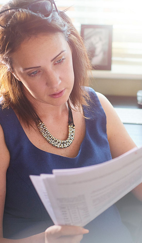 Femme au travail lisant un rapport