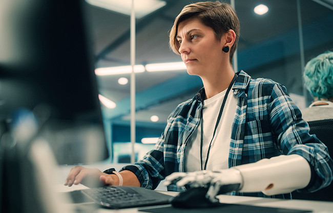 Kvinnligt fokus på arbete på sin dator