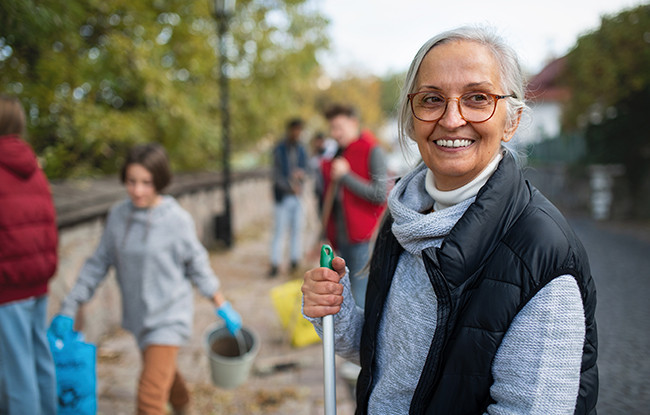 Anciana sonriendo a la cámara