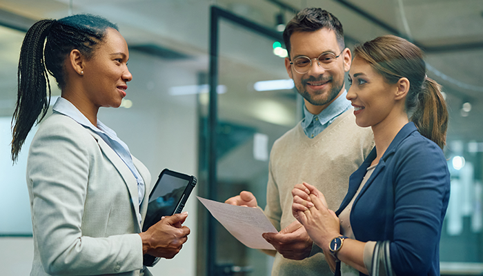 Une équipe discute d'assurance au bureau.