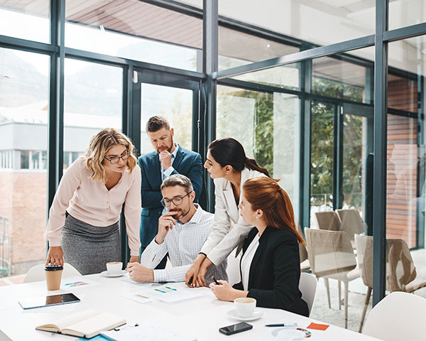 Une équipe en pleine discussion.