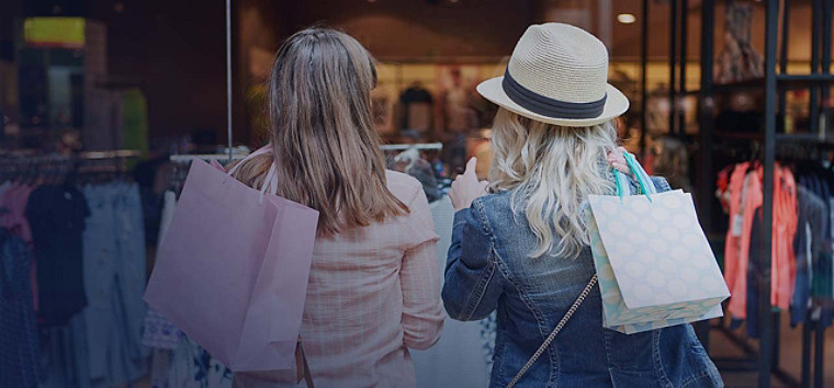 Zwei Frauen kaufen Kleidung