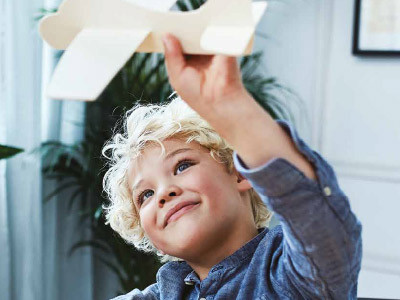 Niño jugando con un avión