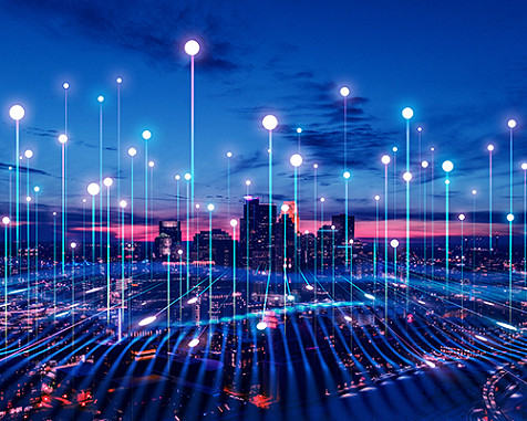 Plusieurs lampadaires qui s'élèvent jusqu'au ciel bleu dans un environnement rose et pervenche.