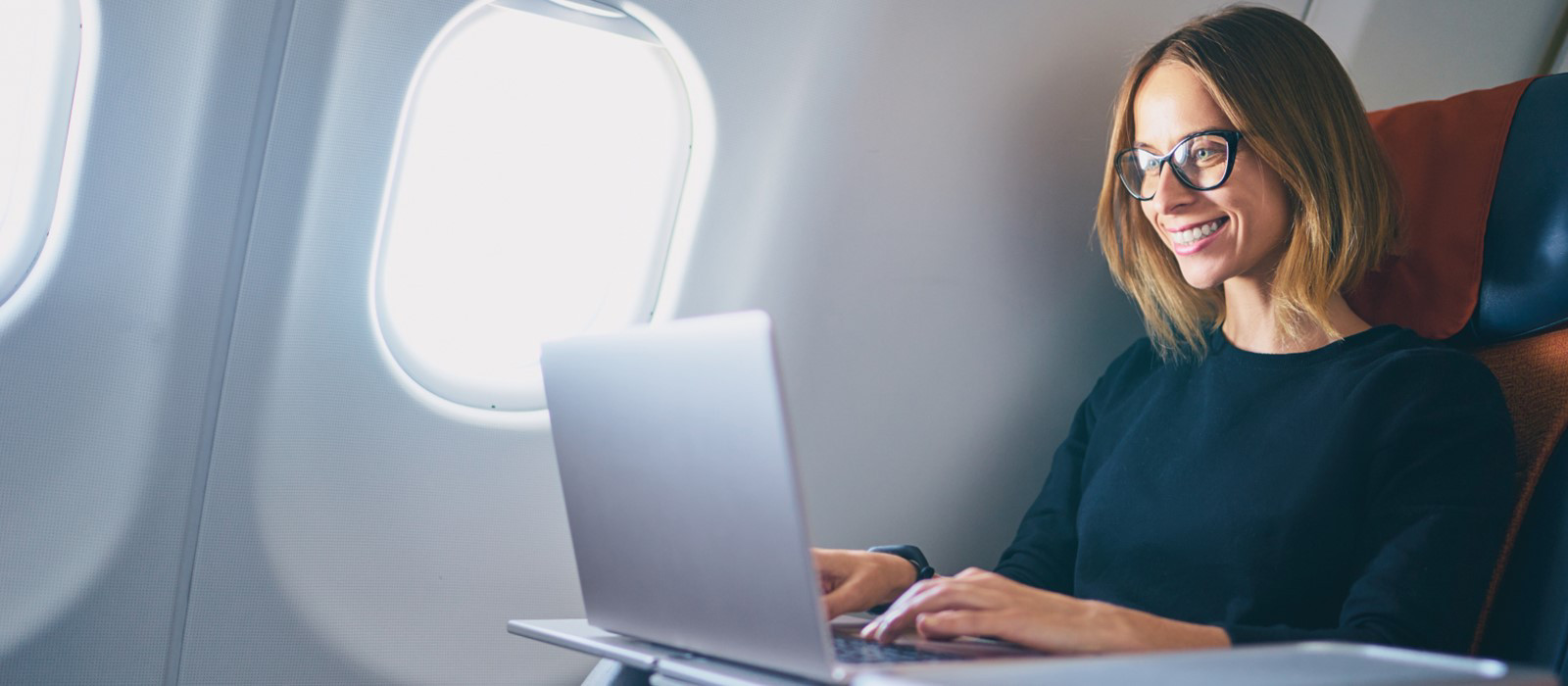 mujer trabajando en un laptop