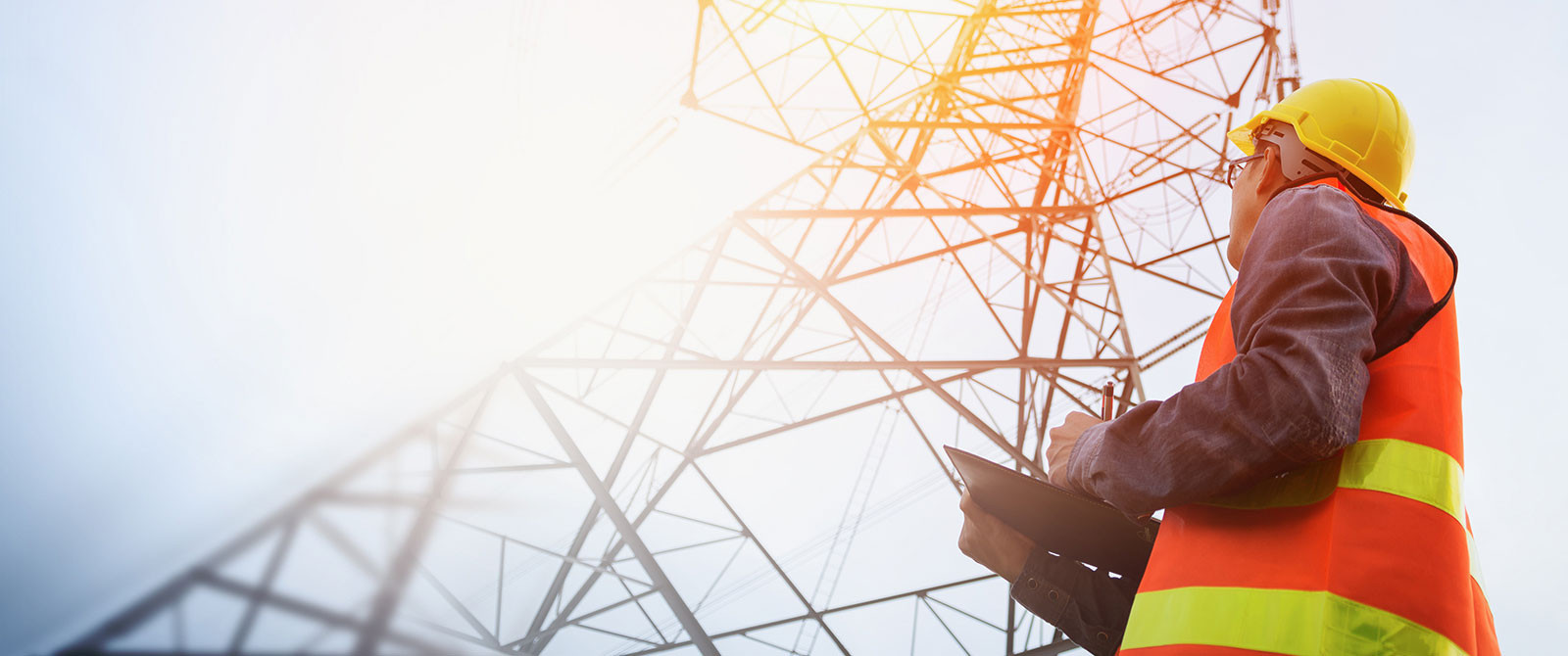 Ingeniero eléctrico cerca de una central eléctrica