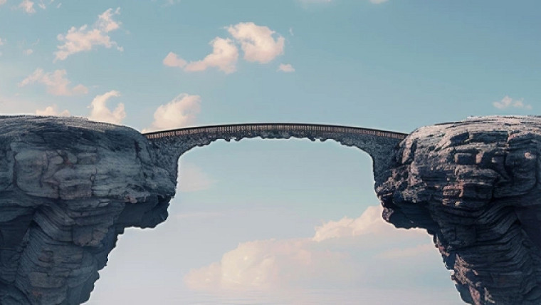 Un pont de pierre entre deux montagnes