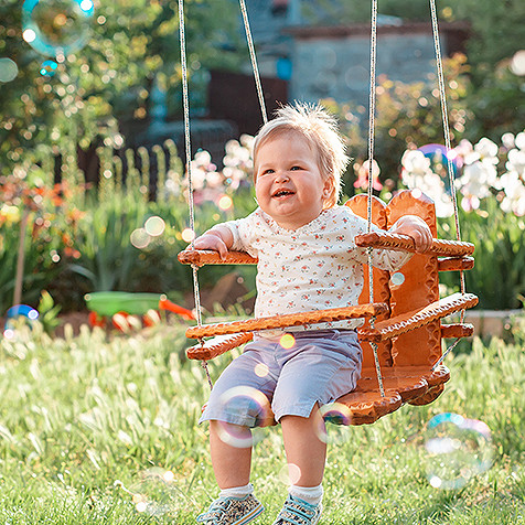 Un enfant mignon sur une balançoire