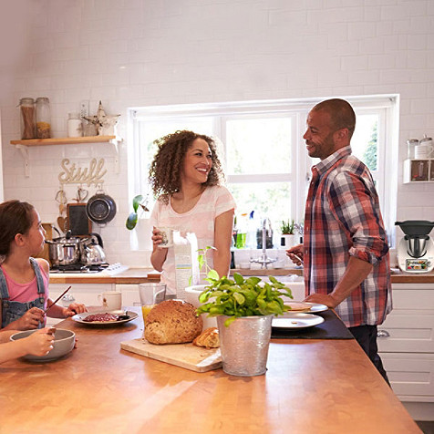 personnes en pleine conversation autour d'une table