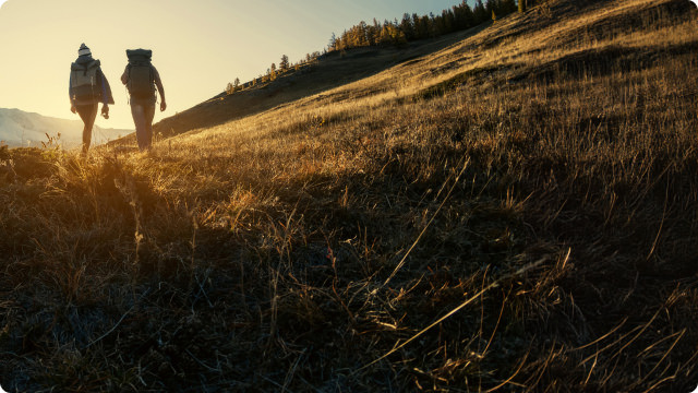 Paar Wanderer auf einem Wanderweg
