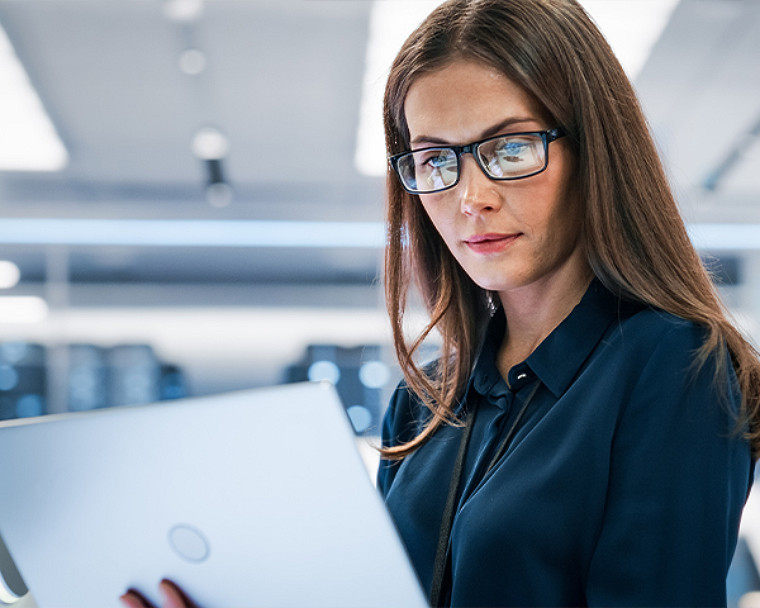 A women using laptop