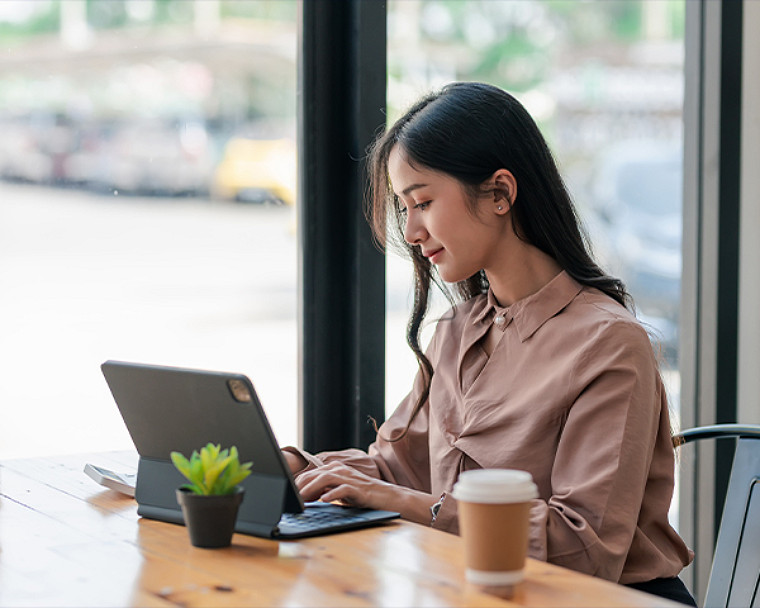 A women working on laptop