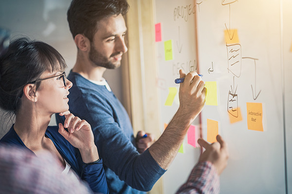 Zwei Arbeiter diskutieren und planen einen Entwurf für ein Projekt 